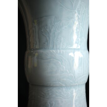 帝室技芸員 三代 清風与平 秘色釉山水浮文尊式花瓶　P186 