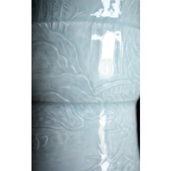 帝室技芸員 三代 清風与平 秘色釉山水浮文尊式花瓶　P186 