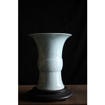 帝室技芸員 三代 清風与平 秘色釉山水浮文尊式花瓶　P186 