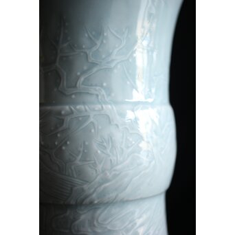 帝室技芸員 三代 清風与平 秘色釉山水浮文尊式花瓶　P186 