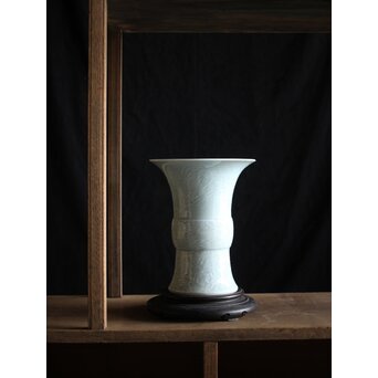 帝室技芸員 三代 清風与平 秘色釉山水浮文尊式花瓶　P186 