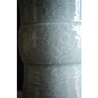 帝室技芸員 三代 清風与平 秘色釉山水浮文尊式花瓶　P186 