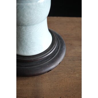 帝室技芸員 三代 清風与平 秘色釉山水浮文尊式花瓶　P186 