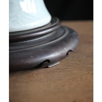 帝室技芸員 三代 清風与平 秘色釉山水浮文尊式花瓶　P186 