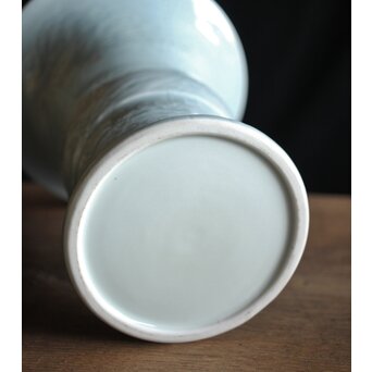 帝室技芸員 三代 清風与平 秘色釉山水浮文尊式花瓶　P186 