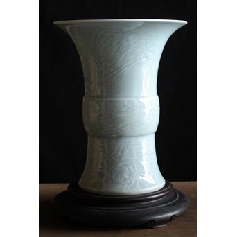 帝室技芸員 三代 清風与平 秘色釉山水浮文尊式花瓶　P186 