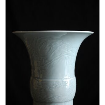 帝室技芸員 三代 清風与平 秘色釉山水浮文尊式花瓶　P186 