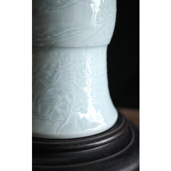 帝室技芸員 三代 清風与平 秘色釉山水浮文尊式花瓶　P186 