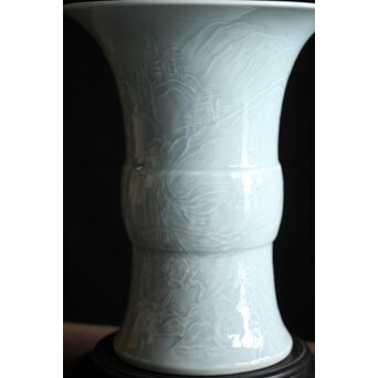 帝室技芸員 三代 清風与平 秘色釉山水浮文尊式花瓶　P186 