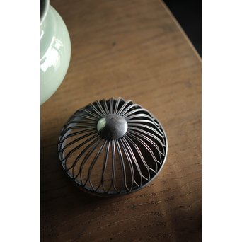 帝室技芸員 三代 清風与平 純銀火屋袴腰青磁香炉　P187 