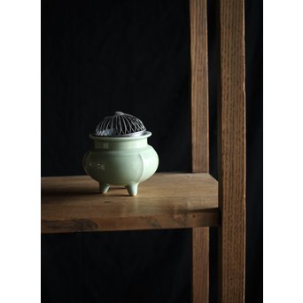 帝室技芸員 三代 清風与平 純銀火屋袴腰青磁香炉　P187