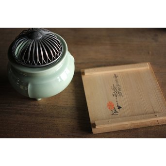 帝室技芸員 三代 清風与平 純銀火屋袴腰青磁香炉　P187 