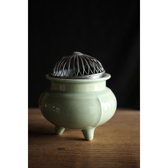 帝室技芸員 三代 清風与平 純銀火屋袴腰青磁香炉　P187 