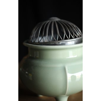 帝室技芸員 三代 清風与平 純銀火屋袴腰青磁香炉　P187 