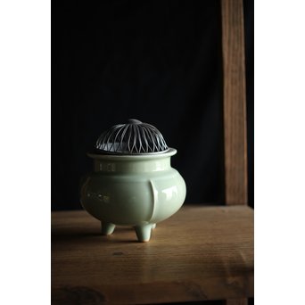 帝室技芸員 三代 清風与平 純銀火屋袴腰青磁香炉　P187 