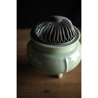 帝室技芸員 三代 清風与平 純銀火屋袴腰青磁香炉　P187 