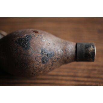 銀象嵌 鉄打出瓢型 火薬入/一輪挿　M211 