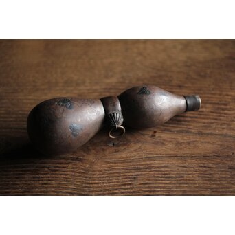 銀象嵌 鉄打出瓢型 火薬入/一輪挿　M211 