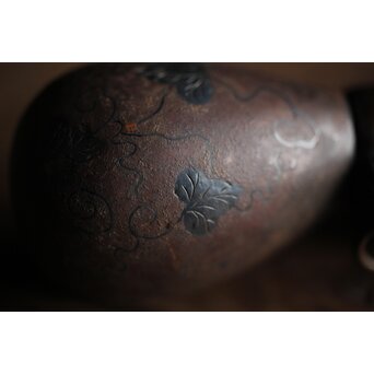 銀象嵌 鉄打出瓢型 火薬入/一輪挿　M211 