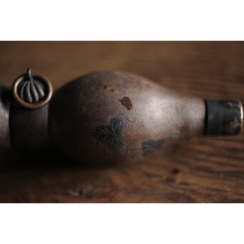 銀象嵌 鉄打出瓢型 火薬入/一輪挿　M211 