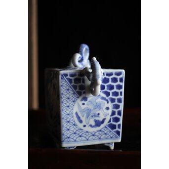 三浦竹泉造 龍耳 祥瑞手染付四方香炉　P189 