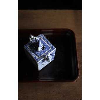 三浦竹泉造 龍耳 祥瑞手染付四方香炉　P189 