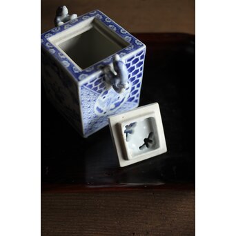 三浦竹泉造 龍耳 祥瑞手染付四方香炉　P189 