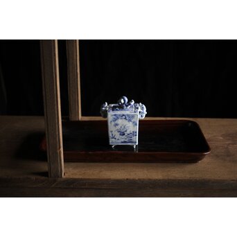 三浦竹泉造 龍耳 祥瑞手染付四方香炉　P189 