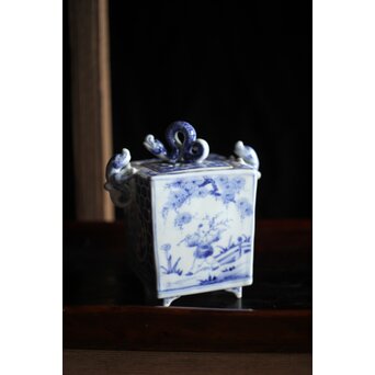 三浦竹泉造 龍耳 祥瑞手染付四方香炉　P189 