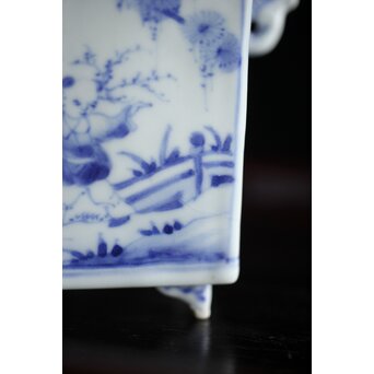 三浦竹泉造 龍耳 祥瑞手染付四方香炉　P189 