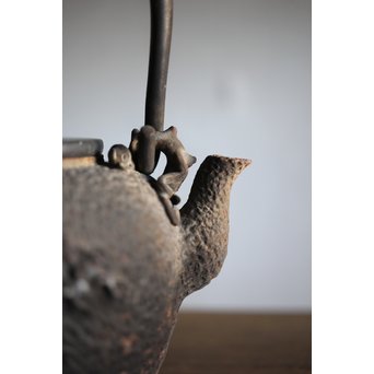 能登川亀文堂 波千鳥提手 楼閣山水銀象嵌丸形鉄瓶 湯沸　M216 