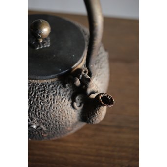 能登川亀文堂 波千鳥提手 楼閣山水銀象嵌丸形鉄瓶 湯沸　M216 