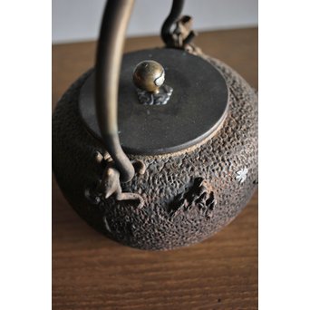 能登川亀文堂 波千鳥提手 楼閣山水銀象嵌丸形鉄瓶 湯沸　M216 