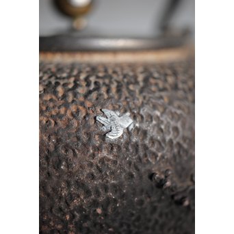 能登川亀文堂 波千鳥提手 楼閣山水銀象嵌丸形鉄瓶 湯沸　M216 