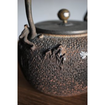 能登川亀文堂 波千鳥提手 楼閣山水銀象嵌丸形鉄瓶 湯沸　M216 