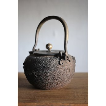 能登川亀文堂 波千鳥提手 楼閣山水銀象嵌丸形鉄瓶 湯沸　M216 