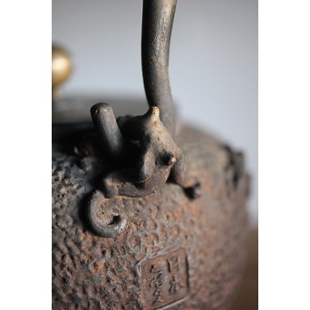 能登川亀文堂 波千鳥提手 楼閣山水銀象嵌丸形鉄瓶 湯沸　M216 