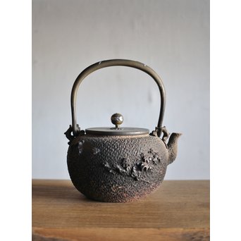 能登川亀文堂 波千鳥提手 楼閣山水銀象嵌丸形鉄瓶 湯沸　M216