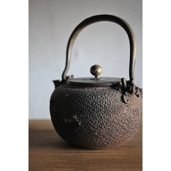 能登川亀文堂 波千鳥提手 楼閣山水銀象嵌丸形鉄瓶 湯沸　M216 