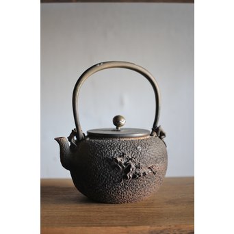 能登川亀文堂 波千鳥提手 楼閣山水銀象嵌丸形鉄瓶 湯沸　M216 