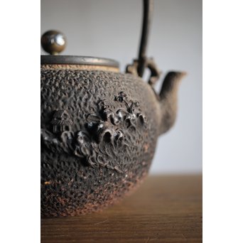 能登川亀文堂 波千鳥提手 楼閣山水銀象嵌丸形鉄瓶 湯沸　M216 