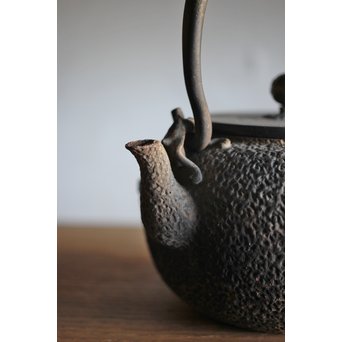 能登川亀文堂 波千鳥提手 楼閣山水銀象嵌丸形鉄瓶 湯沸　M216 