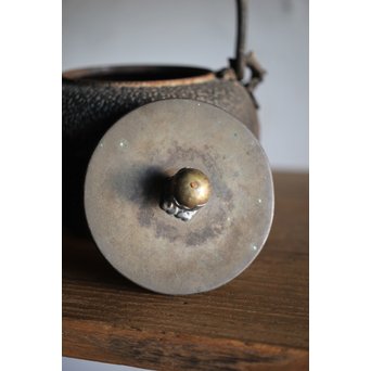 能登川亀文堂 波千鳥提手 楼閣山水銀象嵌丸形鉄瓶 湯沸　M216 