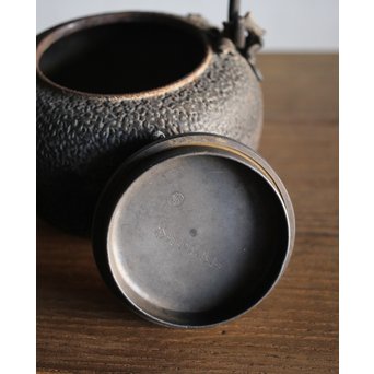 能登川亀文堂 波千鳥提手 楼閣山水銀象嵌丸形鉄瓶 湯沸　M216 