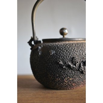 能登川亀文堂 波千鳥提手 楼閣山水銀象嵌丸形鉄瓶 湯沸　M216 