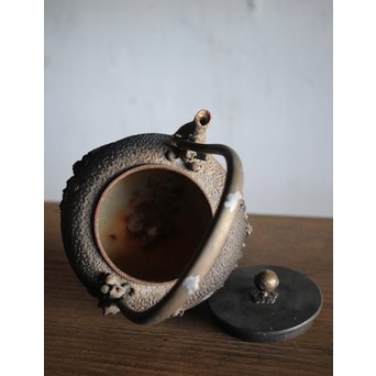 能登川亀文堂 波千鳥提手 楼閣山水銀象嵌丸形鉄瓶 湯沸　M216 