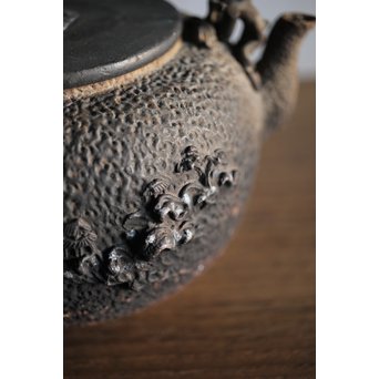 能登川亀文堂 波千鳥提手 楼閣山水銀象嵌丸形鉄瓶 湯沸　M216 