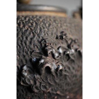 能登川亀文堂 波千鳥提手 楼閣山水銀象嵌丸形鉄瓶 湯沸　M216 