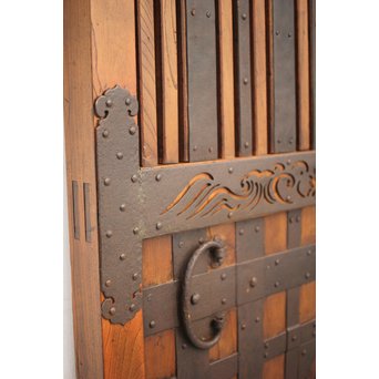 鉄金具尽 波兎と巾着金具 総欅格子蔵戸　W002Y 