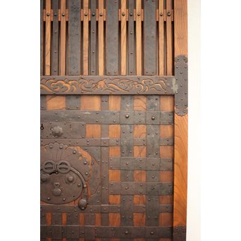 鉄金具尽 波兎と巾着金具 総欅格子蔵戸　W002Y 